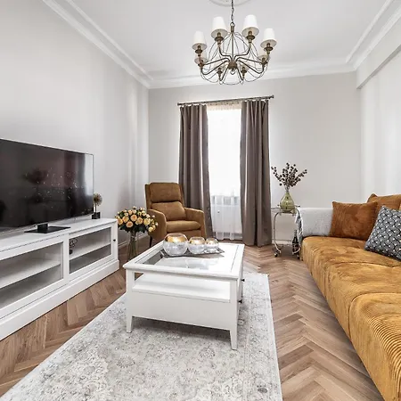 Exclusive In Center Free Parking Apartment